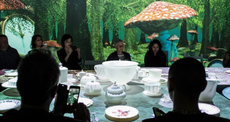 Plongez dans l’exposition Alice au pays des merveilles à Singapour